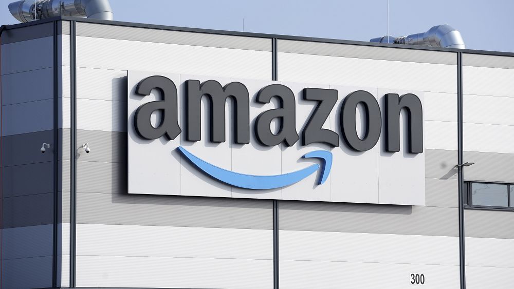 Лого на компанията Amazon маркира фасадата на сграда в Шьонефелд