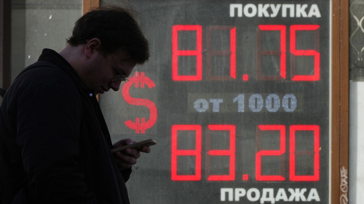 مكتب صرف يظهر أسعار صرف العملات من الدولار الأمريكي إلى الروبل الروسي في سانت بطرسبرغ، روسيا، الجمعة 7 أبريل 2023. 