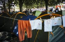 Des tentes sont installées dans des espaces restreints dans un camp de fortune pour les familles sans-abri, près de la Porte de La Villette à Paris, lundi 26 août 2019.