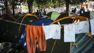 Des tentes sont installées dans des espaces restreints dans un camp de fortune pour les familles sans-abri, près de la Porte de La Villette à Paris, lundi 26 août 2019.