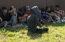 Közel-keleti illegális bevándorlók rendőri őrizet alatt a szlovákiai Ipolynagyfaluban