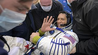 L'astronaute de la NASA Frank Rubio sort de la capsule du vaisseau spatial Soyouz MS-23 