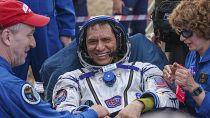 يجلس رائد الفضاء ناسا فرانك روبيو على كرسي بعد وقت قصير من هبوط مركبة الفضاء الروسية سويوز إم إس-23