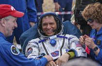 يجلس رائد الفضاء ناسا فرانك روبيو على كرسي بعد وقت قصير من هبوط مركبة الفضاء الروسية سويوز إم إس-23