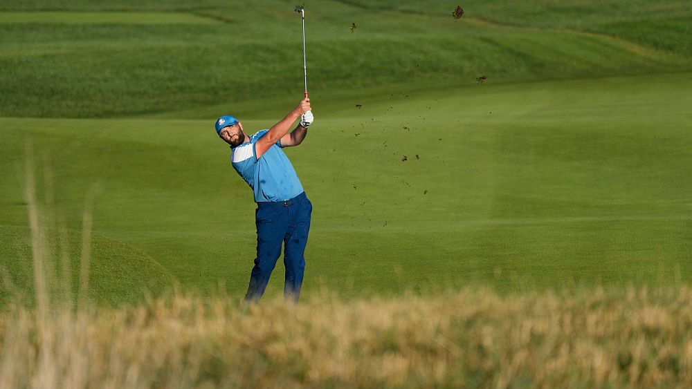 Европеецът Джон Рам играе своя удар на голф турнира Ryder