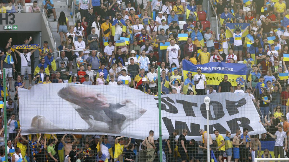 Ukrán zászlók és háborúellenes molinó egy futballmérkőzés lelátóján - képünk illusztráció 