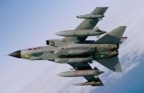 Egy RAF Tornado GR4 típusú repülőgép két Storm Shadow cirkáló rakétával a törzs alatt