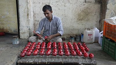 صناعة كرات الكريكيت من جلود البقر في الهند