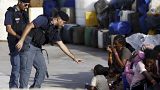 Polizisten und Flüchtlinge auf Lampedusa