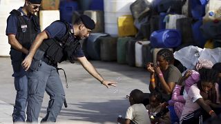 Polizisten und Flüchtlinge auf Lampedusa