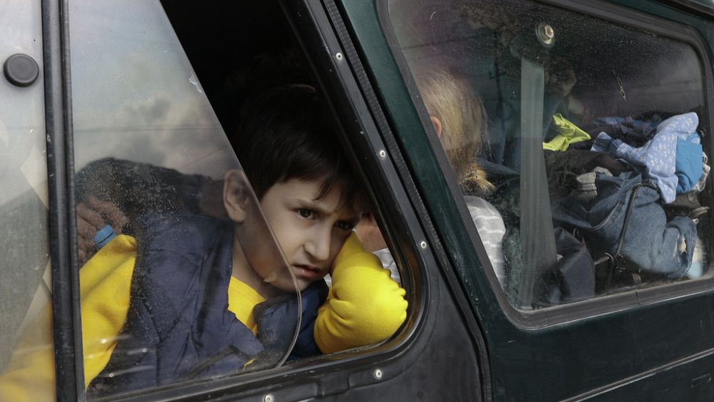 Етническо арменско момче от Нагорни Карабах, гледа от кола при