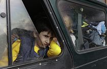 Ein armenischer Junge aus Berg-Karabach schaut bei seiner Ankunft in Goris, einer Stadt in der Region Syunik, Armenien, am 25\. September 2023 aus einem Auto heraus. 