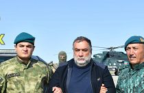 Azerbaycan sınır muhafızları Dağlık Karabağ'da gözaltına alınan Ruben Vardanyan (ortada) ile.