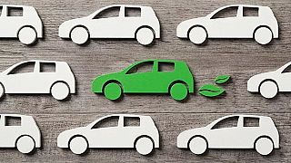 Elekrtikli arabaların üretminde kullanılan ağır metaller ve bataryaların büyük oranda geri dönüştürülemez oluşu iklim krizi açısından büyük bir sorun olarak kabul ediliyor.