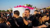 الأصدقاء والأقارب يحضرون تشييع الأشخاص الذين قضوا في حريق خلال حفل زفاف في الحمدانية
