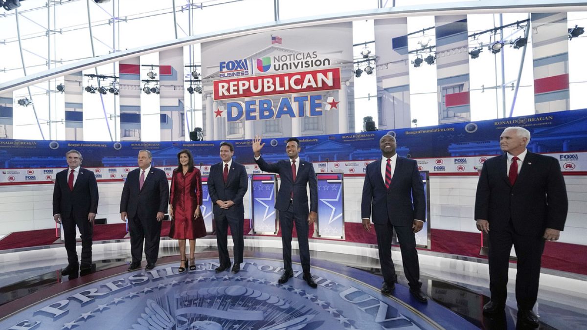 Candidatos presidenciales republicanos durante un debate de las primarias presidenciales republicanas el miércoles 27 de septiembre de 2023.