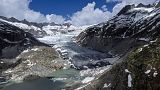 Um lago de água provocado pelo degelo formou-se na língua do glaciar do Ródano, perto de Goms, na Suíça