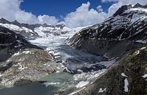 Um lago de água provocado pelo degelo formou-se na língua do glaciar do Ródano, perto de Goms, na Suíça