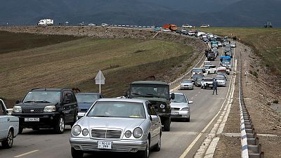 طابور طويل من السيارات على الحدود الأرمينية