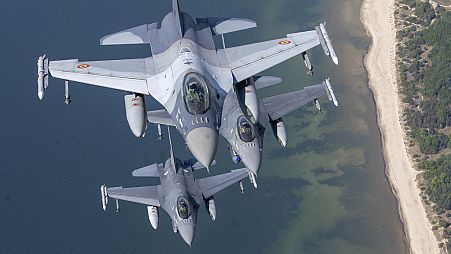 A Román és a Portugál Légierő F-16-osa, amelyek a NATO balti-tengeri légirendészeti missziójában vesznek részt, Litvánia légtere felett, 2023. május 22-én