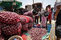 Kenya'nın başkenti Nairobi'de soğan satan bir pazarcı