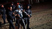 الشرطة المكسيكية تساعد مهاجرًا هندوراسيًا حاول عبور الحدود الأمريكية عن طريق البحر في شاطئ تيخوانا