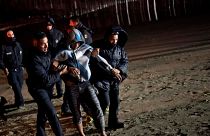 الشرطة المكسيكية تساعد مهاجرًا هندوراسيًا حاول عبور الحدود الأمريكية عن طريق البحر في شاطئ تيخوانا