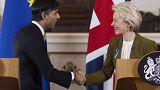 Rishi Sunak, Nagy-Britannia miniszterelnöke és Ursula von der Leyen, az Európai Bizottság elnöke kezet fogott az angliai Windsor Guildhallban tartott sajtótájékoztató után