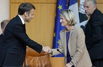 Emmanuel Macron serre la main de la présidente de l'Assemblée de Corse Marie-Antoinette Maupertuis avant de s'adresser à une session de l'Assemblée de Corse à Ajaccio.