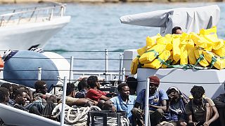 مهاجرون تم إنقاذهم يجلسون في قارب تابع للشرطة المالية الإيطالية قبل النزول في ميناء جزيرة لامبيدوسا، إيطاليا، الاثنين 18 سبتمبر 2023.
