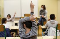 Fransa'nın Strazburg kentindeki bir okulda parmak kaldırarak söz isteyen öğrenciler / Arşiv