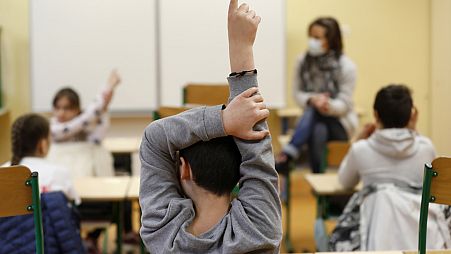 Fransa'nın Strazburg kentindeki bir okulda parmak kaldırarak söz isteyen öğrenciler / Arşiv