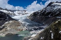 دریاجه‌ای از یخ‌های ذوب شده در مجاورت بخشی از یخچال‌های طبیعی سوئیس