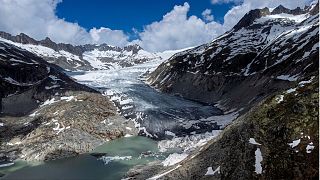 دریاجه‌ای از یخ‌های ذوب شده در مجاورت بخشی از یخچال‌های طبیعی سوئیس