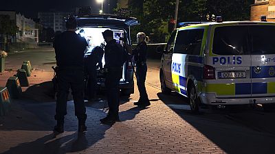 La policía en el lugar en el que un hombre murió tiroteado en Jordbro, al sur de Estocolmo, en la madrugada del jueves 28 de septiembre de 2023.