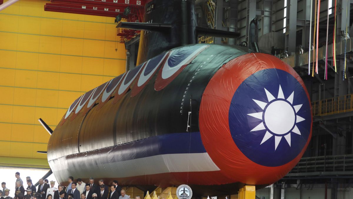 Tayvan'ın kenti imkanlarıyla ürettiği ve Kaohsiung kentinde denize indirdiği Hai Kun isimli ilk denizaltısı