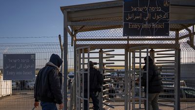 عمال فلسطينيون يدخلون من غزة إلى الأراضي الإسرائيلية عبر معبر بيت حانون (إيريز)
