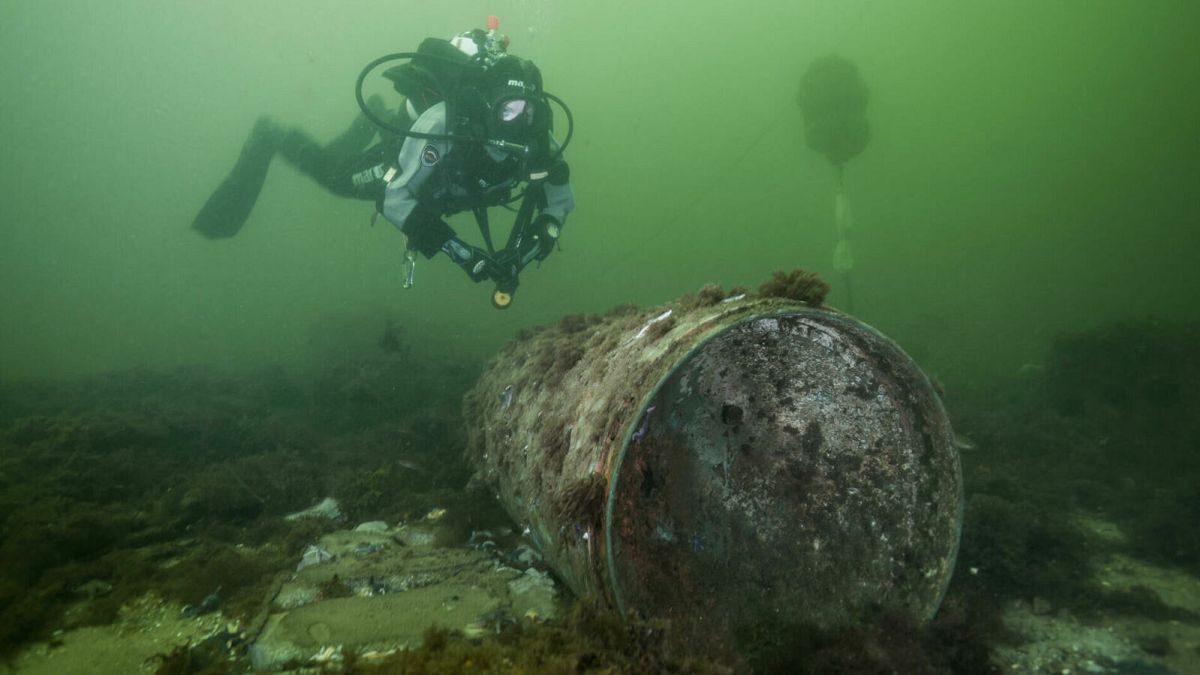 Un sommozzatore si avvicina a una munizione inesplosa nel Baltico