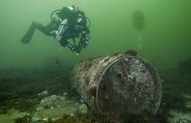 Um mergulhador aproxima-se de uma munição por explodir no Báltico