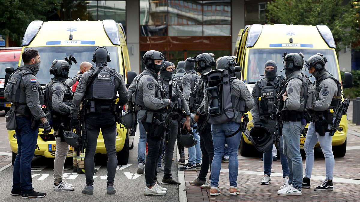 Офицеры полиции специального назначения Нидерландов у Медицинского центра Университета Эразмус (Erasmus MC) в Роттердаме 28 сентября 2023 года.