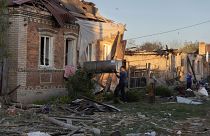 سكان محليون ينقلون ثلاجة من منزل تضرر جراء هجوم صاروخي روسي في كوستيانتينيفكا.