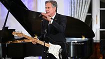 وزير الخارجية الأمريكي أنتوني بلينكن يعزف على الغيتار في مقر الخارجية الأمريكية بالعاصمة واشنطن