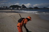تقوم غلوريا ماريا بتنظيف شاطئ كوباكابانا الخالي في ريو دي جانيرو
