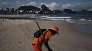 تقوم غلوريا ماريا بتنظيف شاطئ كوباكابانا الخالي في ريو دي جانيرو