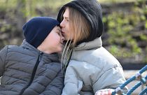 Mãe e filho, ambos ucranianos, refugiados na Hungria