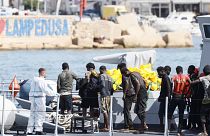 Tengerből kimentett afrikai migránsok Lampedusánál