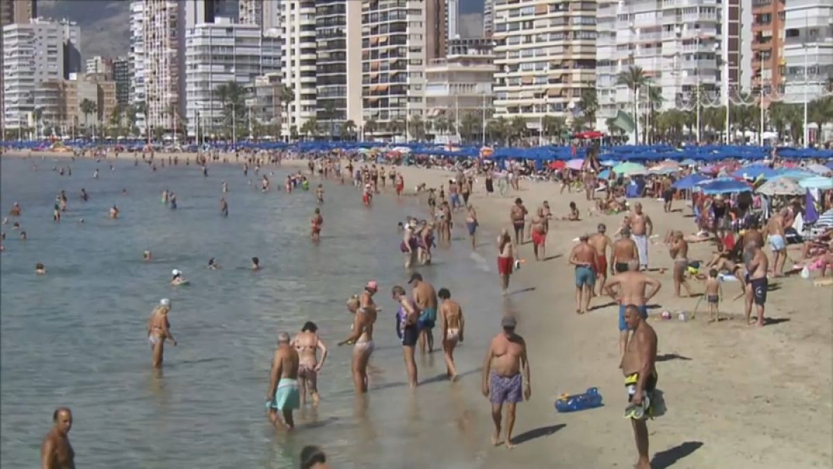 La gente se refresca en una playa de España