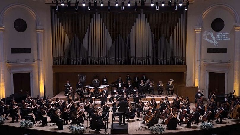 La Orquesta Sinfónica Estatal de Armenia fue creada a partir de la Orquesta Sinfónica Juvenil Estatal.
