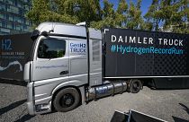 شاحنة تابعة لشركة "دايملر" الألمانية خلال عرض تقديمي في برلين، في 26 سبتمبر 2023.