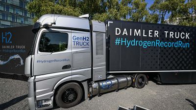 شاحنة تابعة لشركة "دايملر" الألمانية خلال عرض تقديمي في برلين، في 26 سبتمبر 2023.
